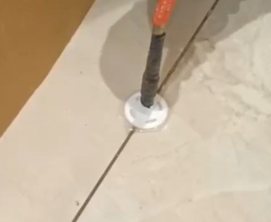 壶关瓷砖空鼓维修公司专业解答瓷砖在铺贴过程中，如果没有涂抹均匀到位的粘结材料（如水泥砂浆或瓷砖胶），可能会导致以下问题