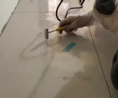 壶关瓷砖开裂维修公司专业分享瓷砖在铺贴前如果没有沥干水分，将会导致以下问题
